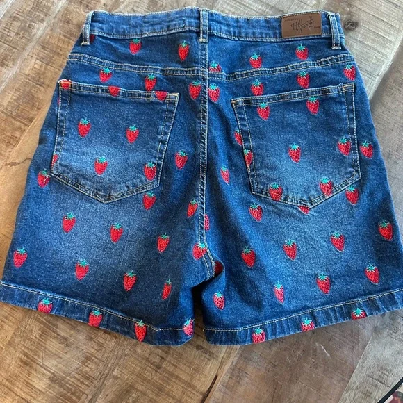 Hell Bunny Denim Shorts with Embroidered Strawberries 🍓 - Picture 5 of 11